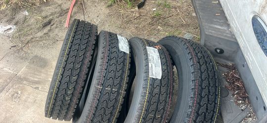 Brand new Firestone tires225/70R19.5
