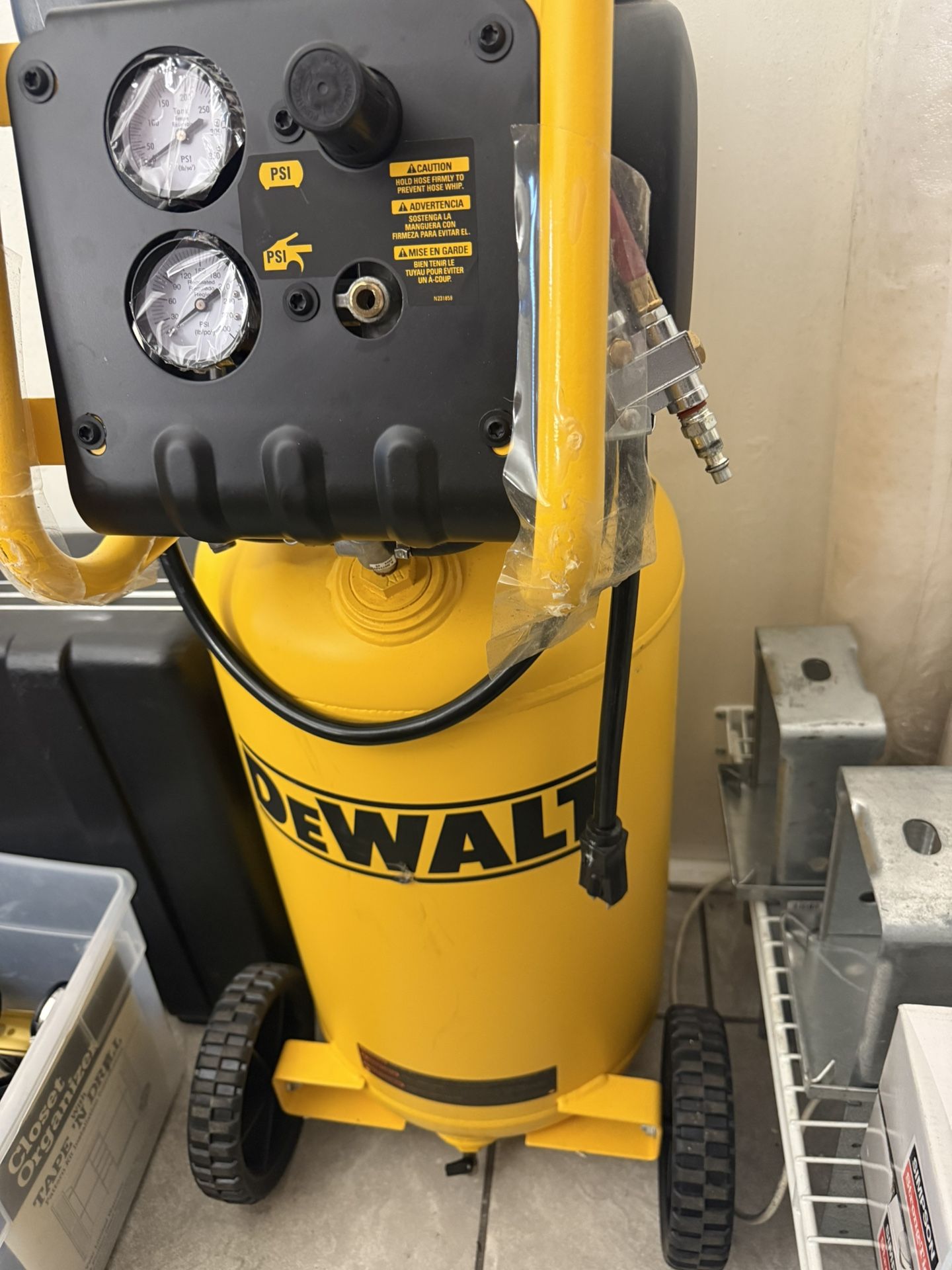 Dewalt Compressor, 15 Gallons/ Compresor De 15 Galones