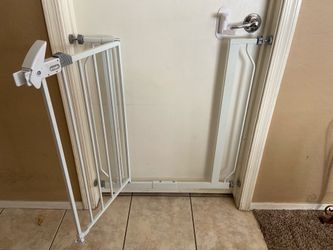 Child or animal gate with extension
