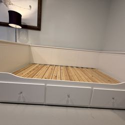 Daybed-single bed turns to a double bed with storage-3 large drawers.