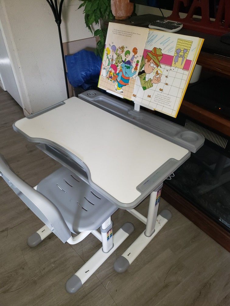 Kids Multifunctional Desk and Chair Set