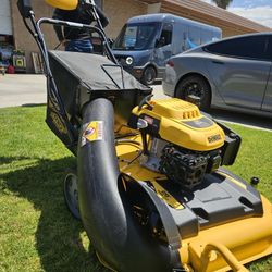 DEWALT
28 in. 224cc E-GOV Engine
3-in-1 Gas RWD Self-
Propelled Lawn Mower with
High Rear Wheels