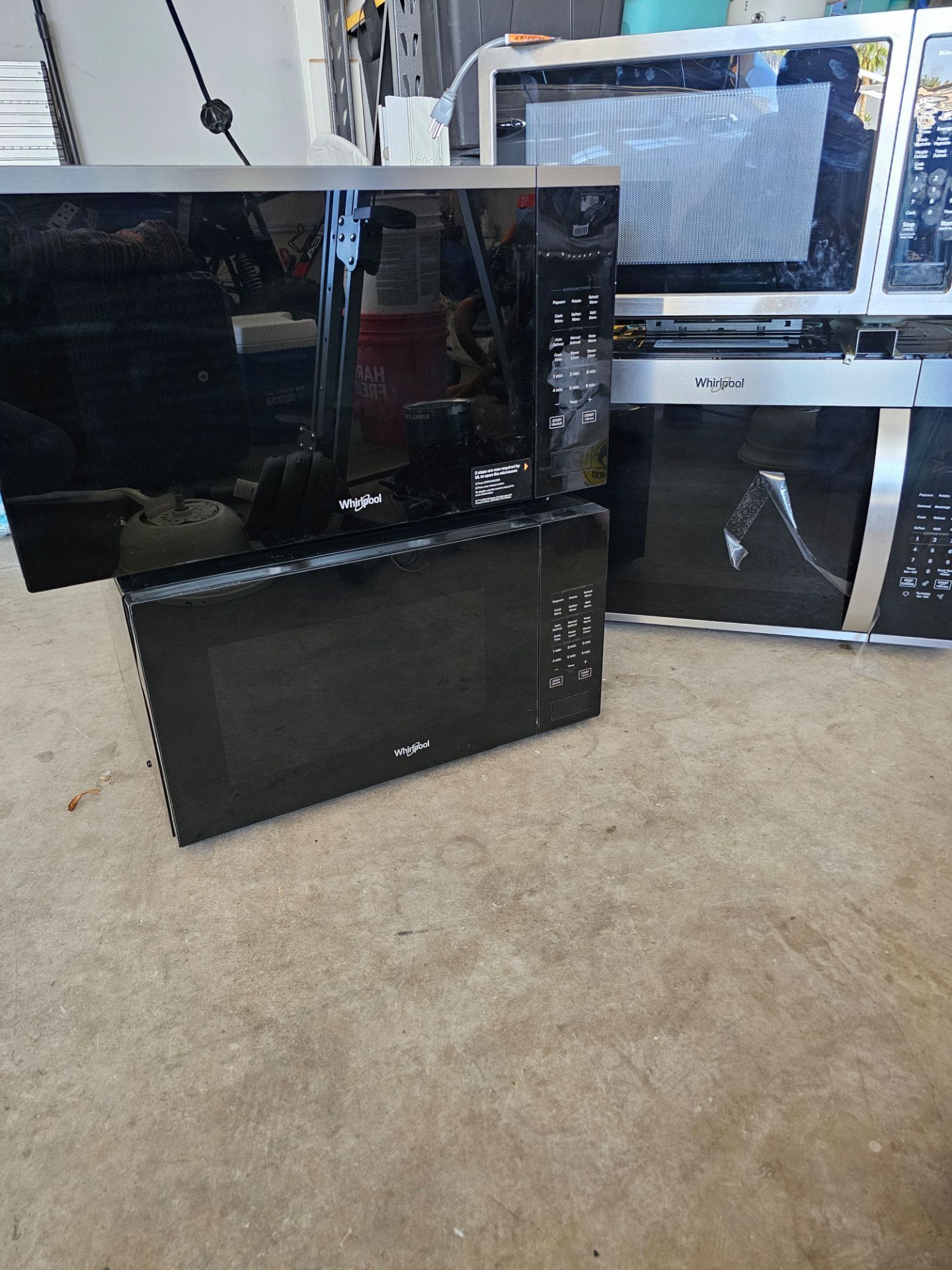 4 microwaves 3 whirlpool 1 kitchen aid