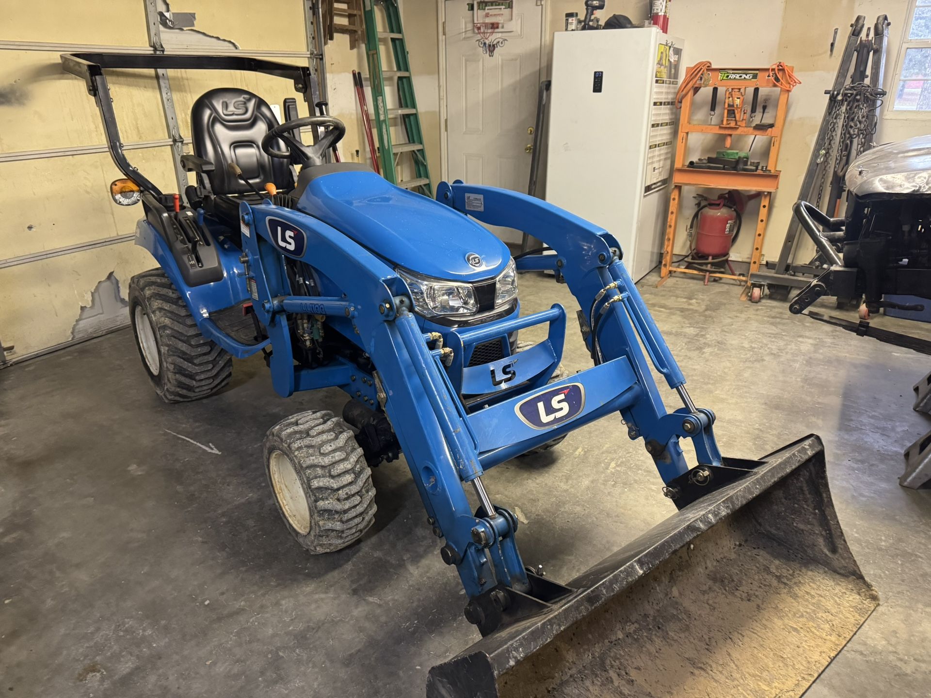 LS Mt125 Tractor