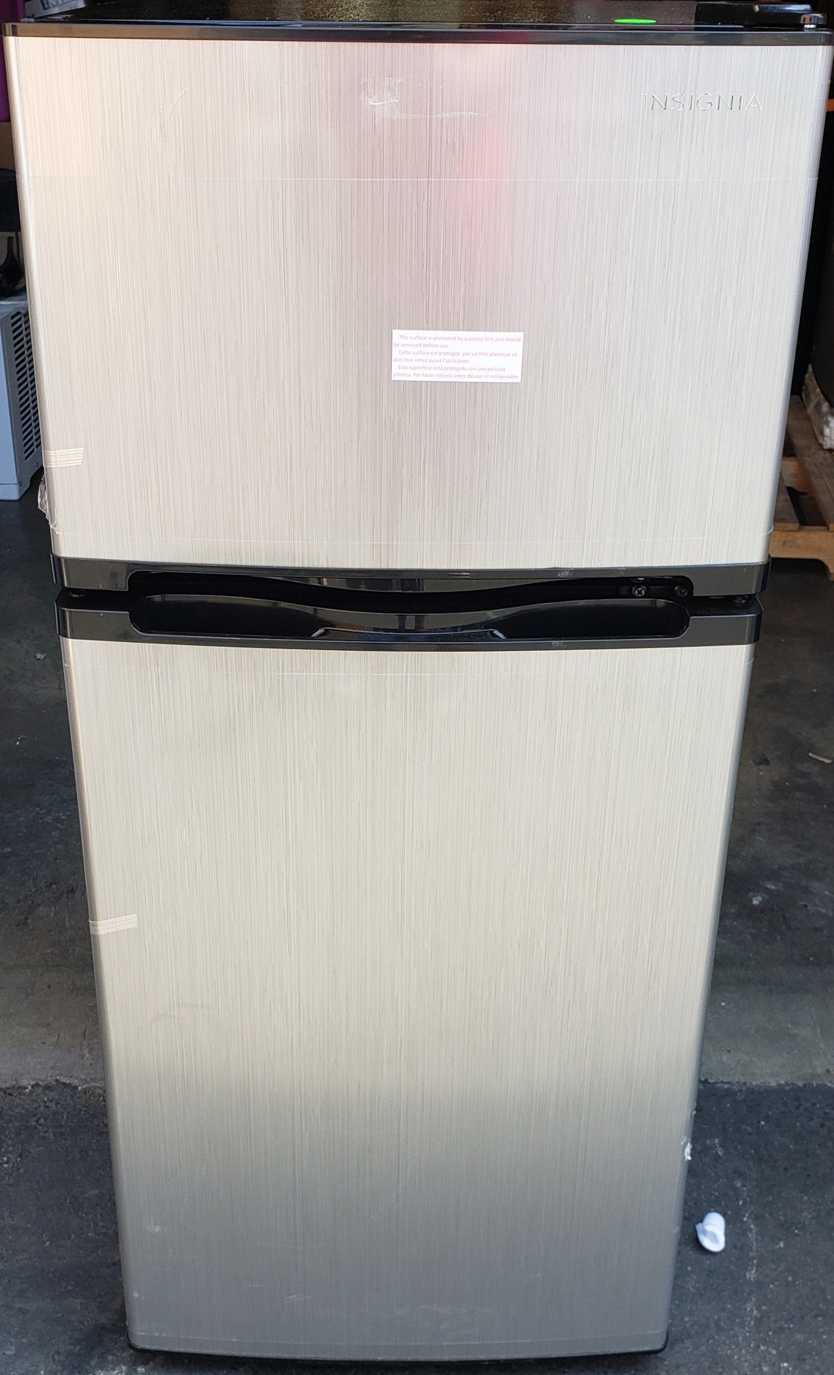 New Insignia™ - 4.3 Cu. Ft. Top-Freezer Refrigerator - Stainless steel Model: NS-CF43SS9 Minor Cosmetic Scratches