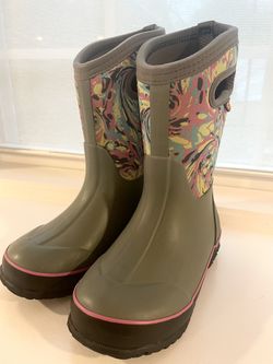 Youth BOGS boots 