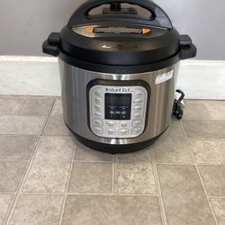 Instant Pot Duo 80 V5 8quart Pressure Cooker 