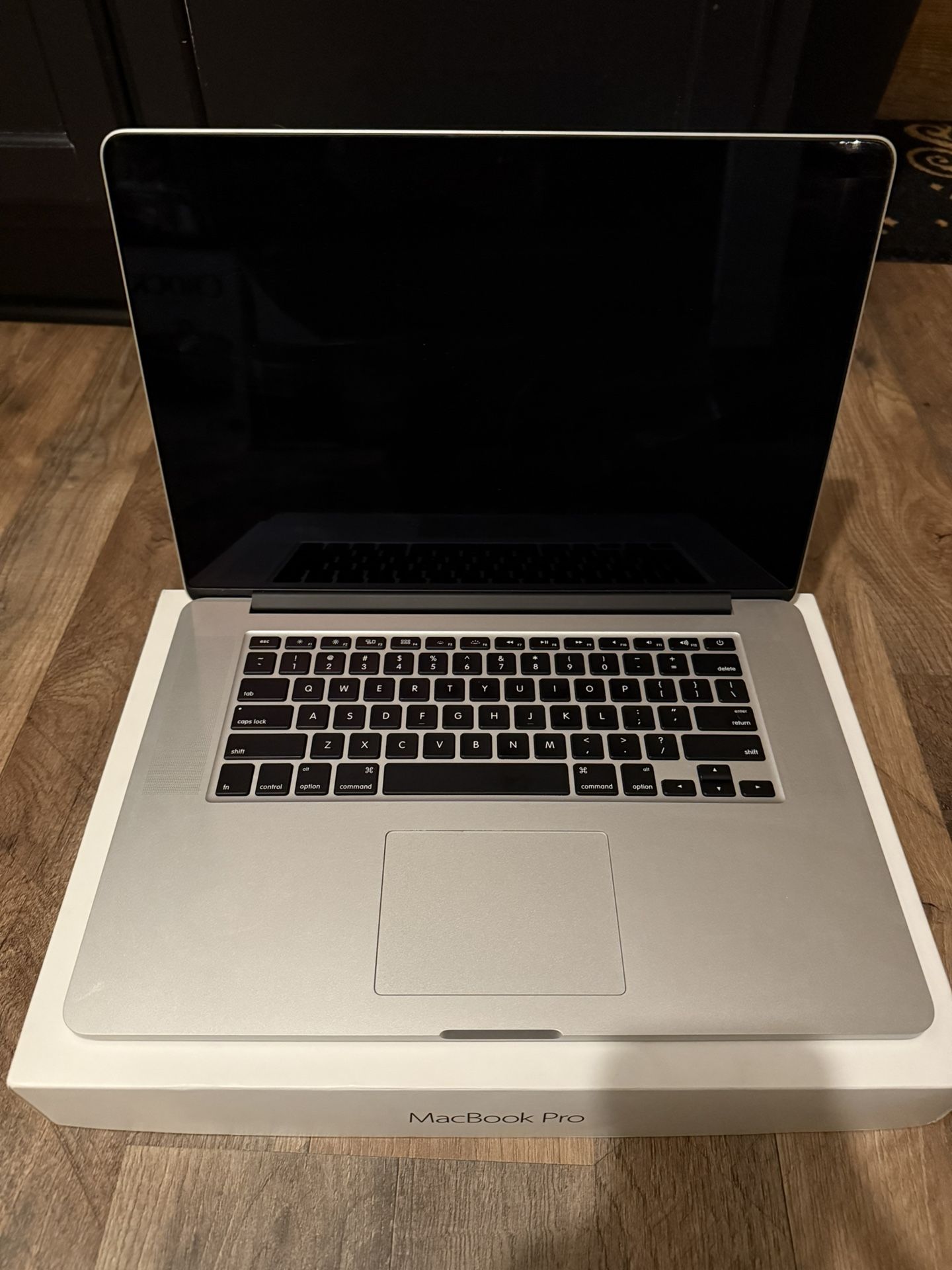 MacBook Pro 15inch MJLQ2LL/A Factory Upgraded Screen/Keyboard LOW CYCLE COUNT