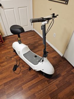 OKAI ELECTRIC SCOOTER 36V,LED LIGHTS,LCD DISPLAY,CHARGER INCLUDING, BRAKES,TIRES PNEUMATI
FOLDABLE 15MPH RUN IN VERY GOOD CONDITION YOU CAN TEST IT BE