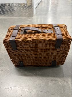 Complete picnic basket