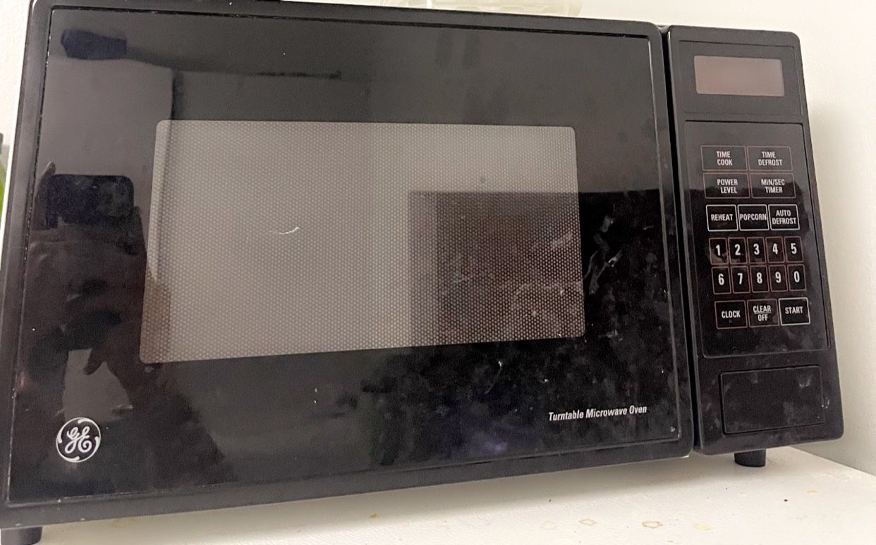 GE GCST09N1WBB Microwave Oven, 900-watt 7 Auto Cooking Settings, Child-Lock Technology, Kitchen Essentials for The Countertop, Dorm Room or Apartment,