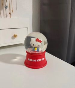 Small hello kitty globe
