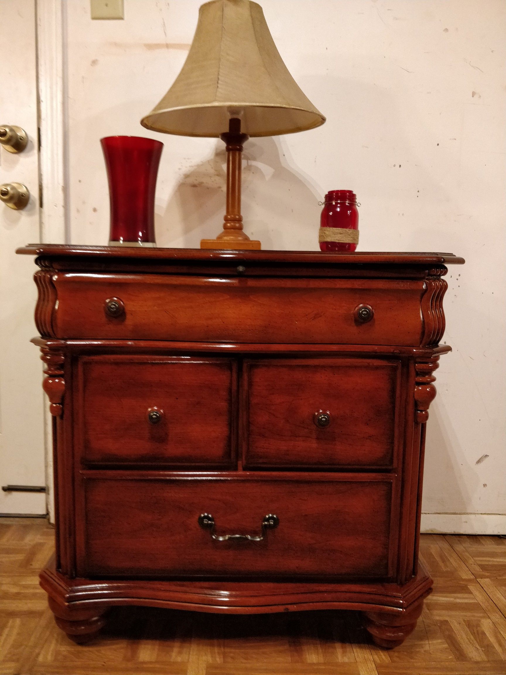 Like new solid wood AMERICAN SIGNATURE table/ dresser with 4 drawers, shelf and adjustable legs in great condition,