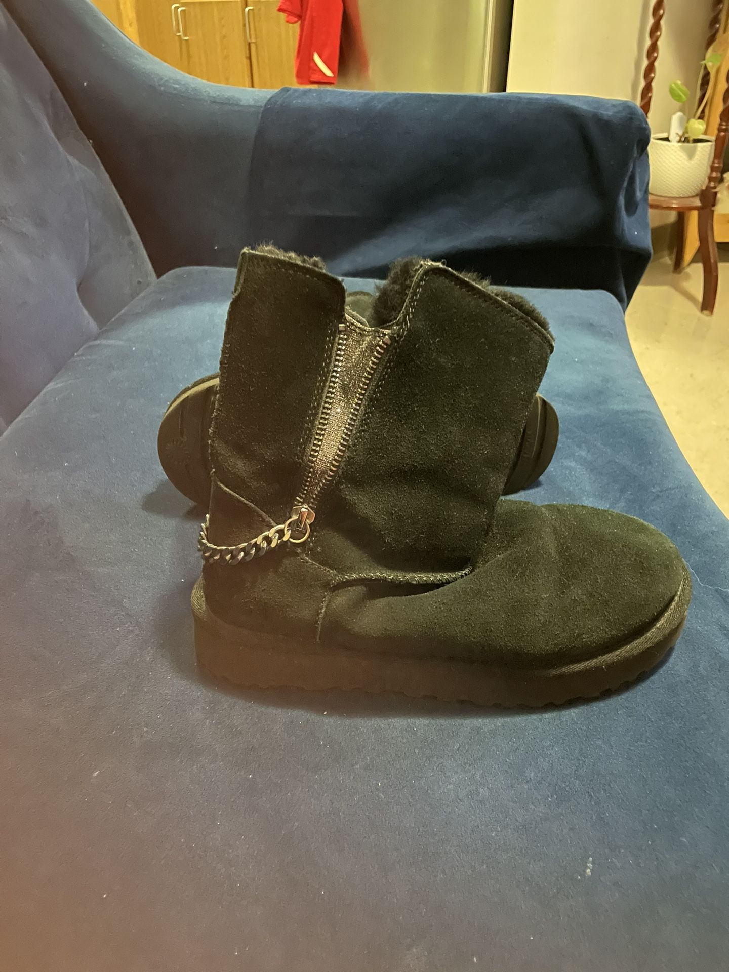 WOMANS SHORT  UGG SPARKLE ZIP SUPER WARM BOOTS ! 
