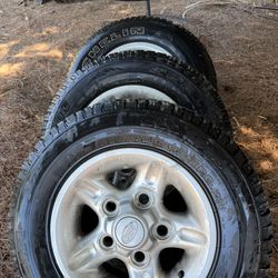 235/70/16 Set Of Land Rover Rims And Tires $175
