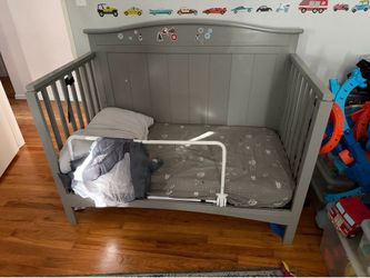 FREE - Convertible Crib/Toddler Bed - Gray - Great condition!