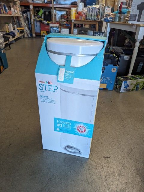 Munchkin STEP Baby Diaper Pail, Powered by Arm & Hammer, White