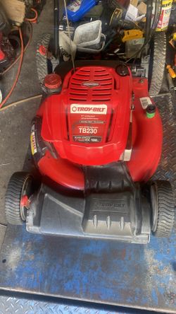 Call Troy Bilt lawn Moore 725 motor the big one your drive belt wheels this thing is ready to cut grass no issues with this machine