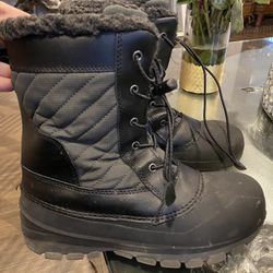 SNOW BOOTS FOR KIDS SIZE 5 CAN ALSO FIT WOMEN SIZE 7