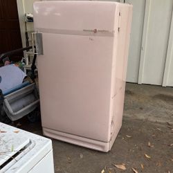 Pink 1950’s General Electric Fridge Works ! 