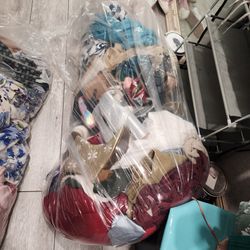 Dos bolsas de ropa a dolar cada pieza