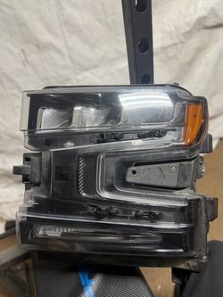 2019-2022 Chevrolet Silverado 1500 driver side headlight. Genuine OEM