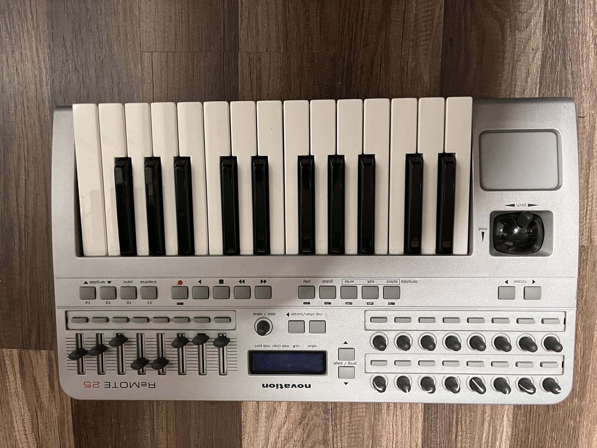 Novation Remote 25 Midi Controller for Sale in Los Angeles, CA