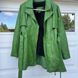 Awesome, green fake leather waist coat and beautiful condition. Zippers and buttons work great. Only the slightest bit of where in the leather on the 