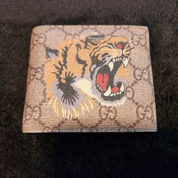 Gucci bifold wallet gg supreme tiger