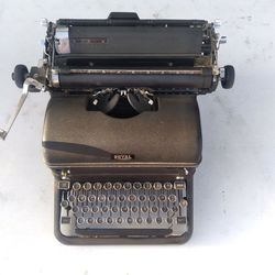 Royal Typewriter Model KMM Magic Margin Manual Typewriter Antique