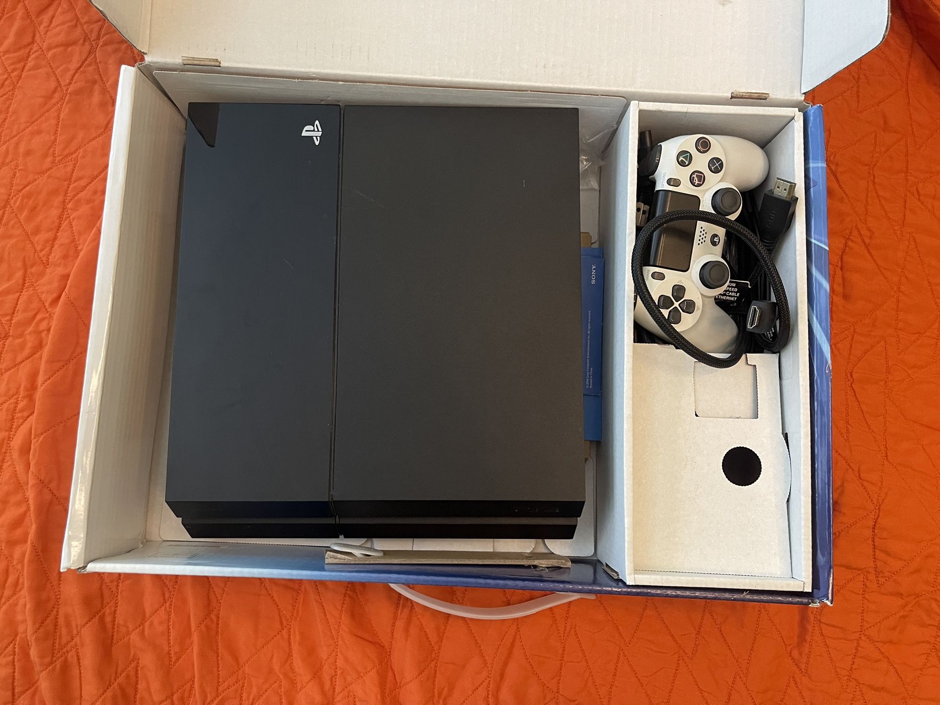 PlayStation 4 PS4 w/ Controller