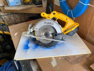 Dewalt skil saw.