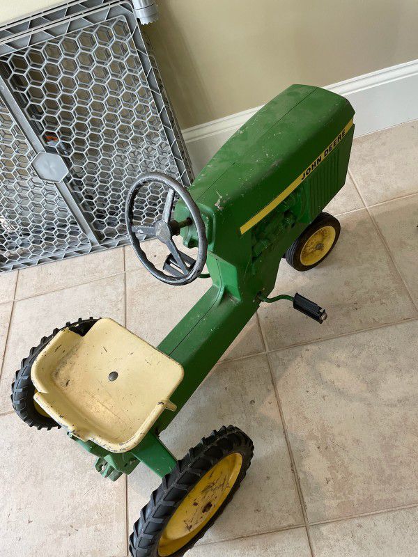 Vintage John Deere Child's peddle tractor. Metal , kinda Heavy Vintage