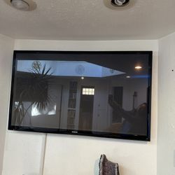 60 In SAMSUNG SMART TV WITH REMOTE 