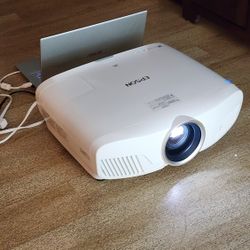 4k EPSON projector w/0 hours 