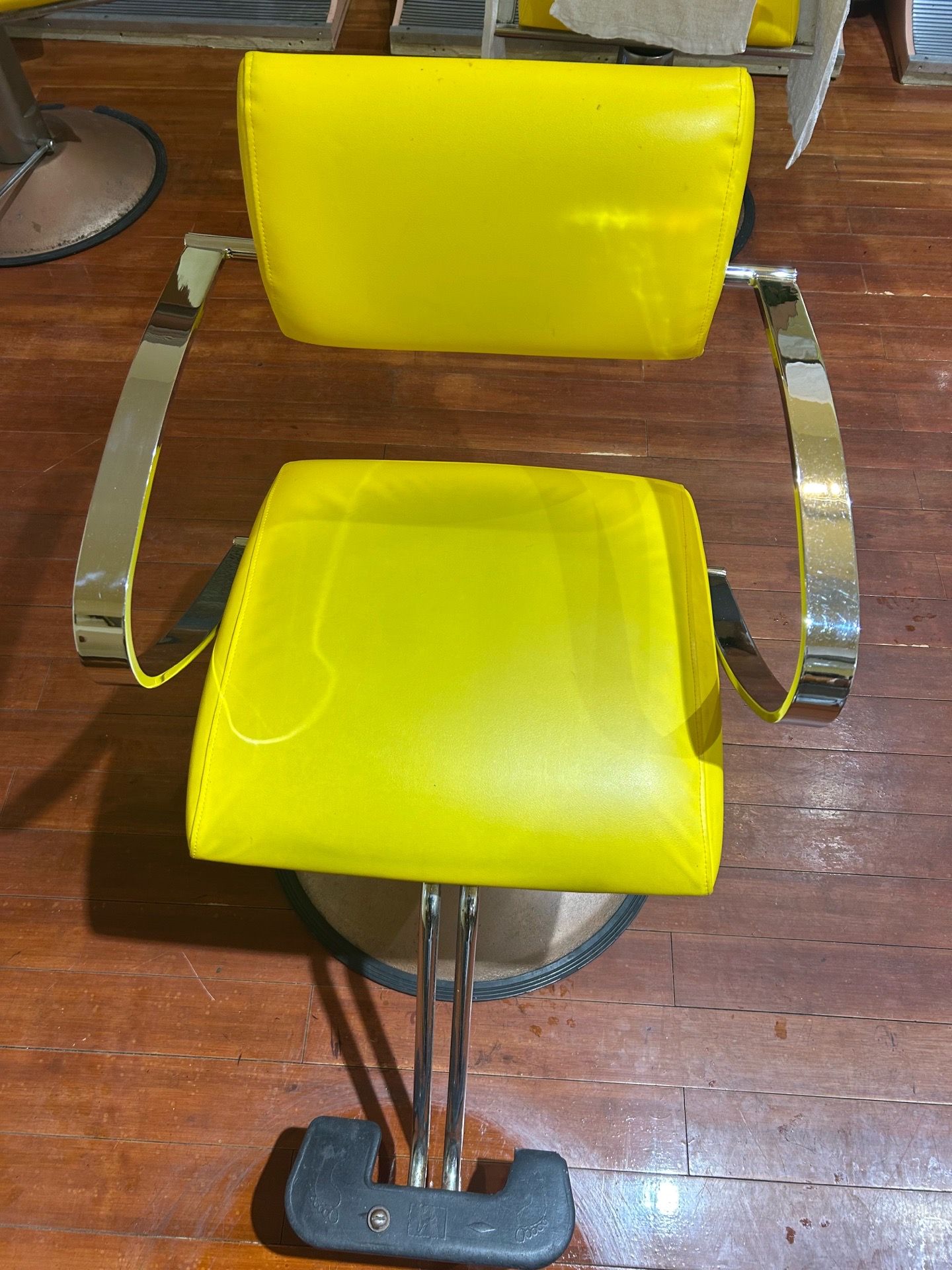 Hydraulic chair that spins