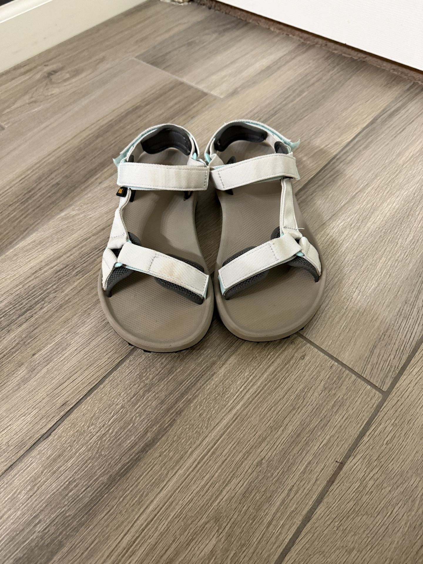 Women’s Teva Size 9