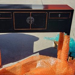 Chinese console table in elm wood, with 2 drawers and 2 doors.