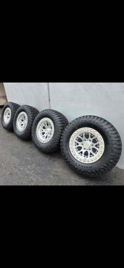 17" LOCK Commando w/ 33"x12.50R17 Tires