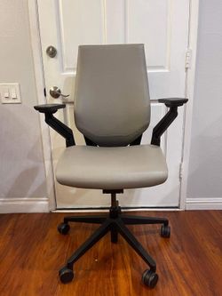 Steelcase Gesture Chair With 4-D Arms