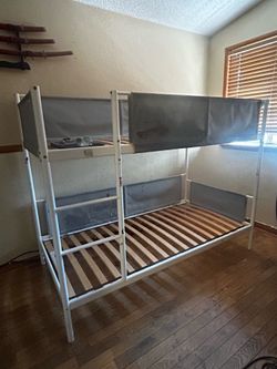 Twin bunk bed