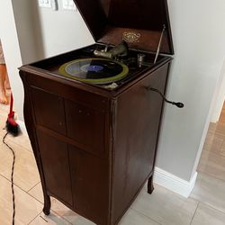 🎶 Vintage Victrola Phonograph Cabinet – Priced to Sell 🎶