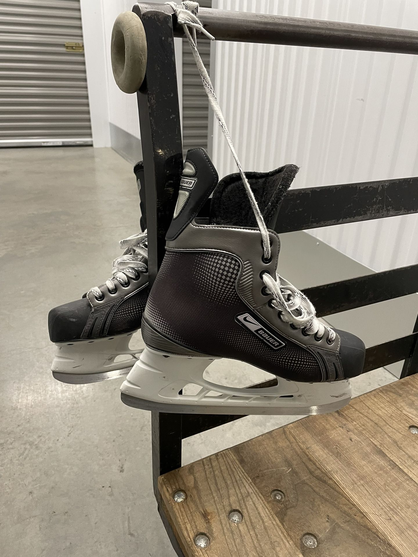 Monarquía tema Tener cuidado Nike Bauer Ice Skates for Sale in Issaquah, WA - OfferUp