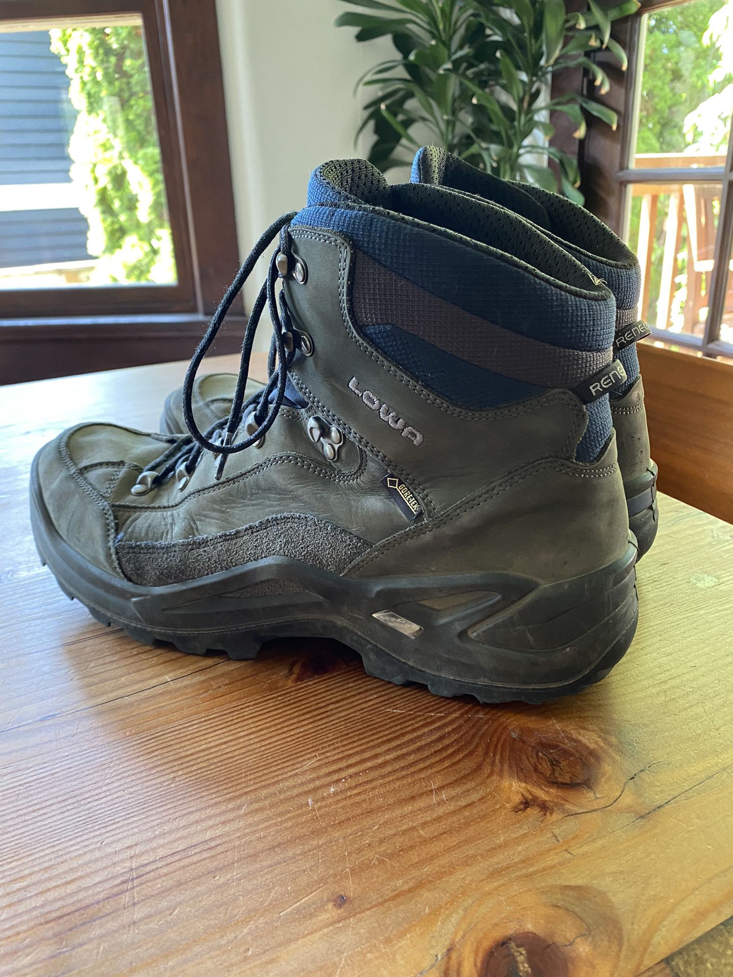 Great LOWA Renegade GTX Mid Hiking Boots Men's Size 13