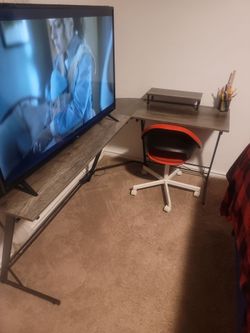 L-Shaped Desk with Metal Legs