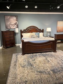 Inspired from traditional luxury 5 Pc Queen Poster bedroom set w/cherry brown finish