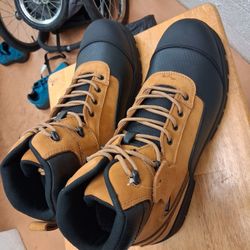 Genuine still teo boot , black and brown , so I thirteen