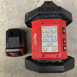 MILWAUKEE Flood Light         & Battery