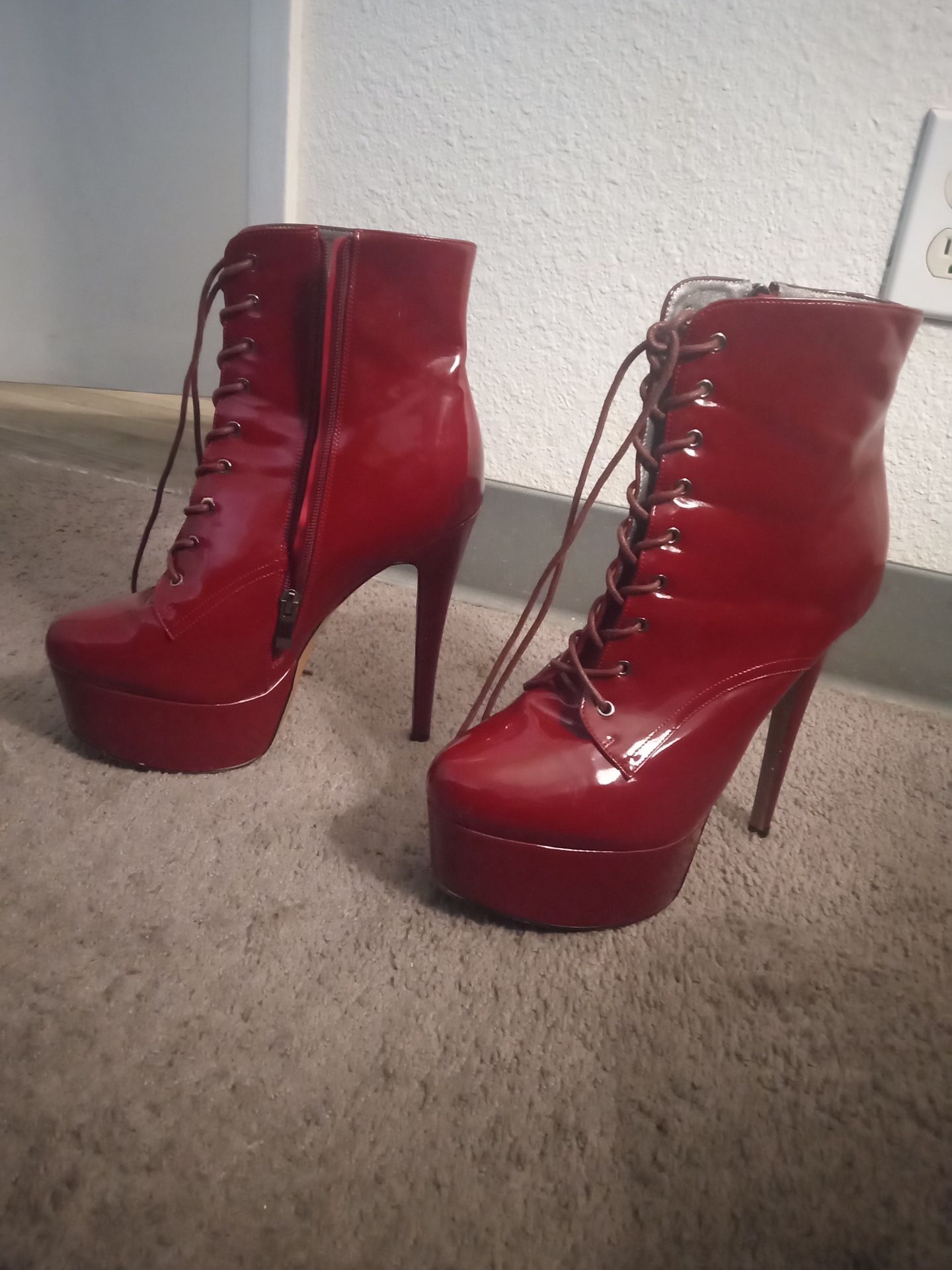 Size 10 RUNS SMALL (Fits 9/12)