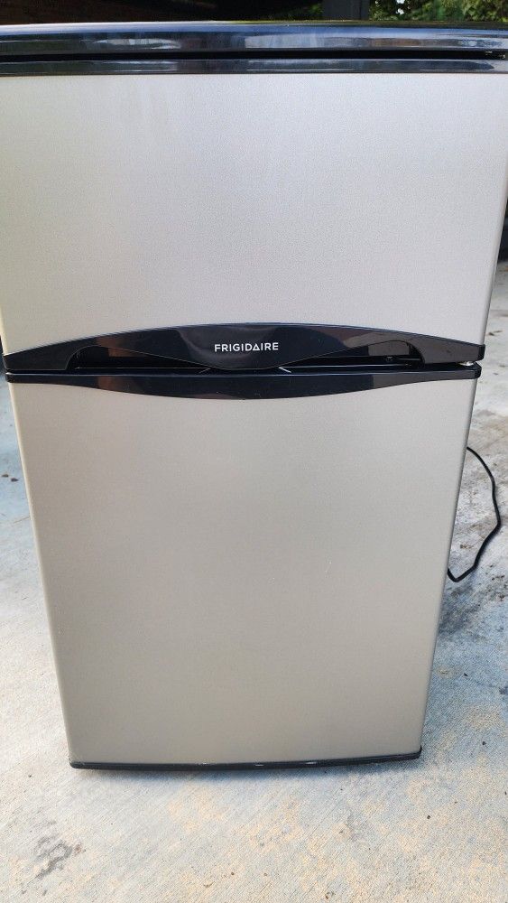 Frigidaire 3.1 Cu Ft Mini Fridge/freezer
